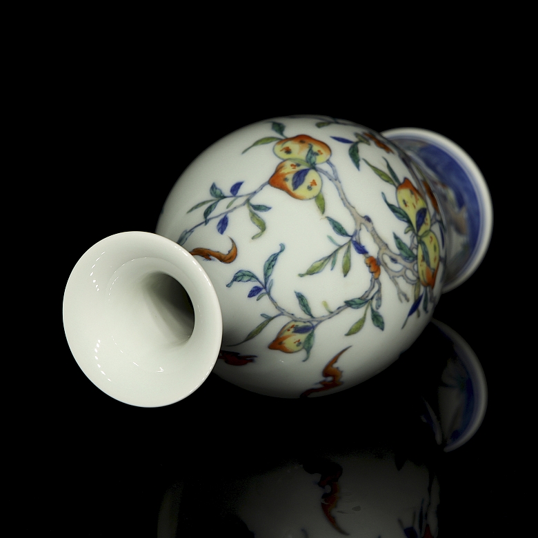 Porcelain vase ‘Peaches and bats’, with Yongzheng mark