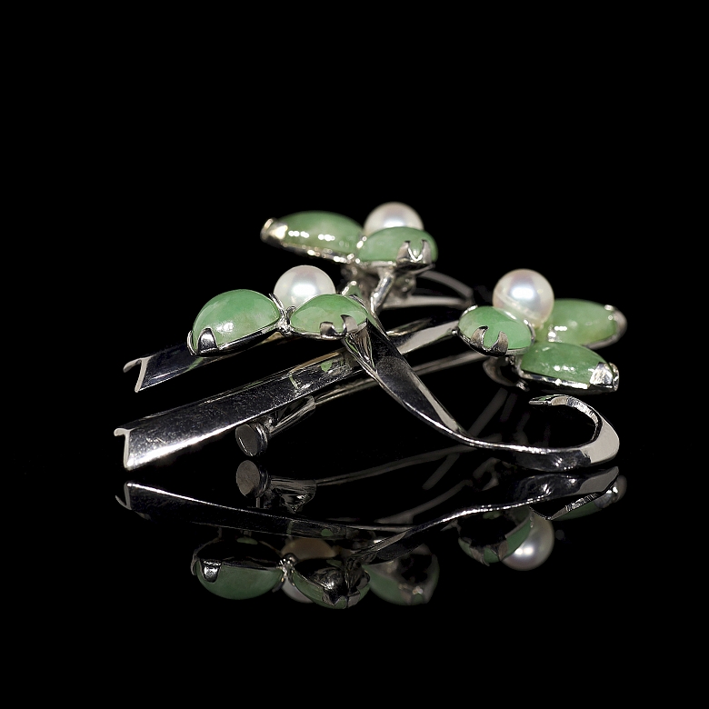 Broche de oro blanco con perlas y jadeíta