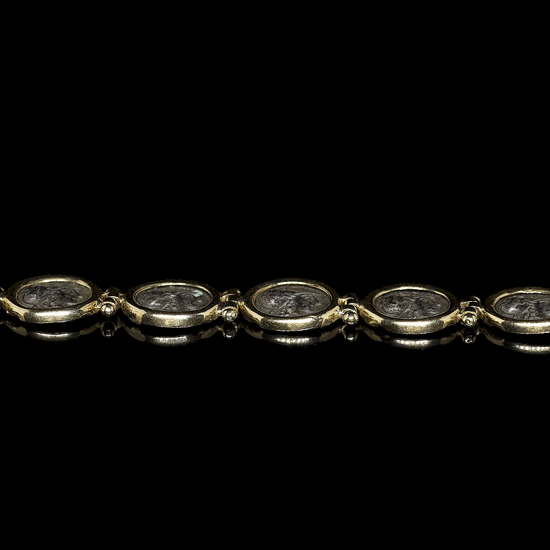Juego de pulsera y pendientes de oro amarillo con monedas antiguas