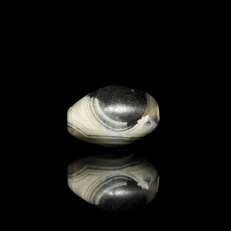 Ancient rounded carved agate bead