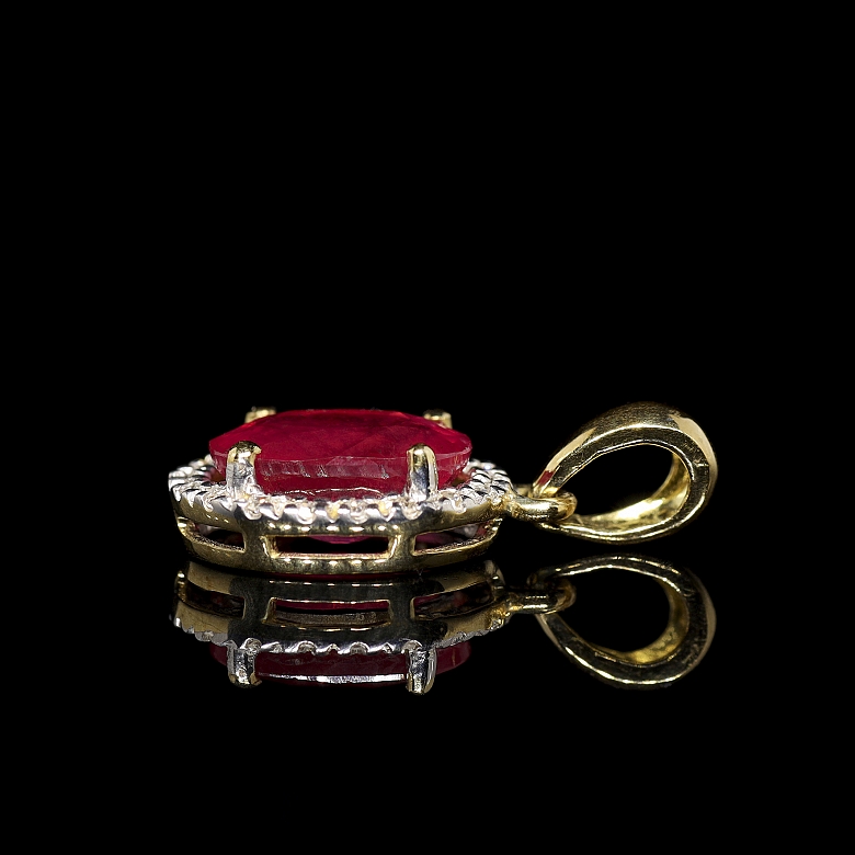 Colgante en oro amarillo de 18 kt con rubí y diamantes