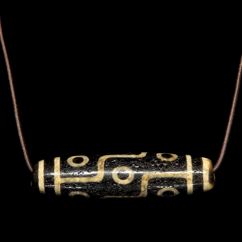 Carved agate dzi “Nine Eyes,” Tang dynasty