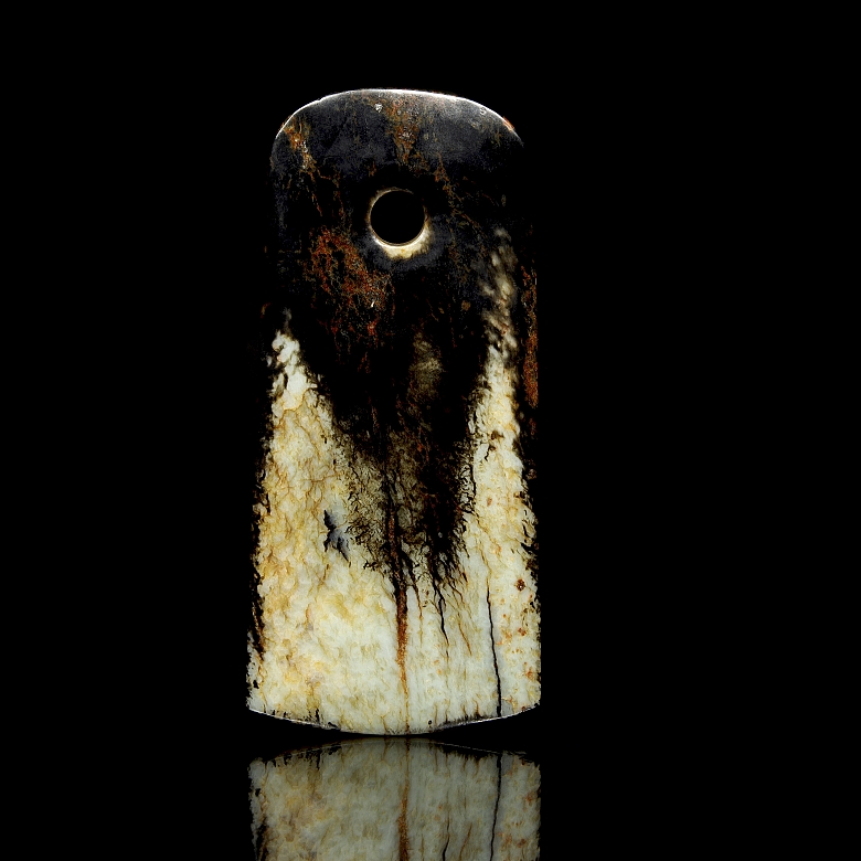 Ornamento de jade tallado, cultura arqueológica