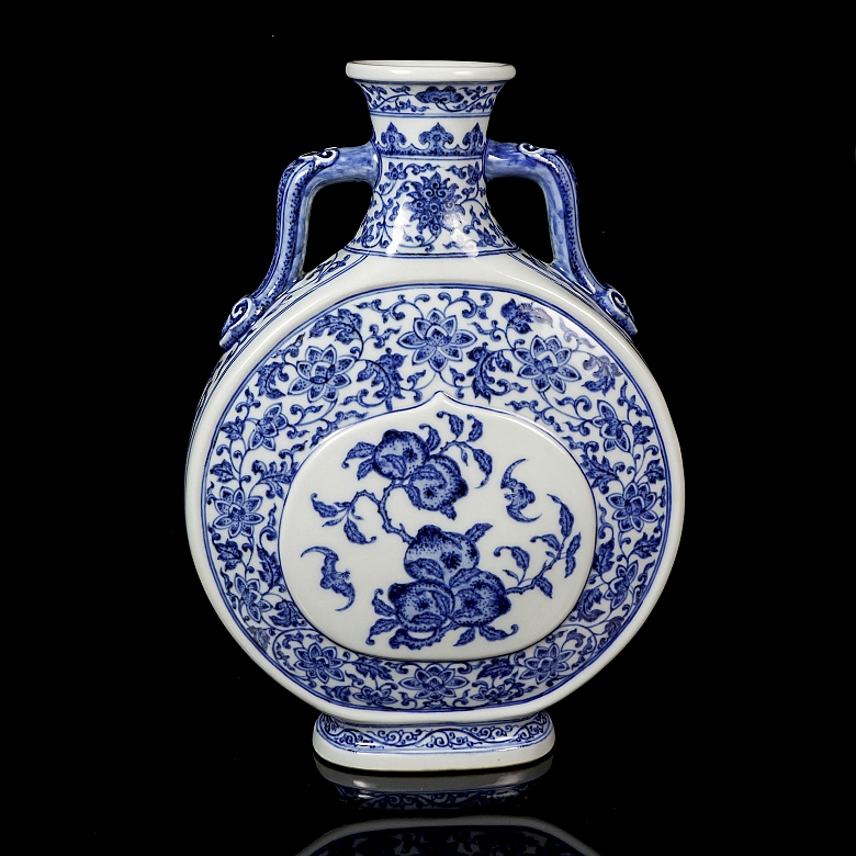 Blue and white porcelain ‘Bianhu’ vase, with Qianglong mark