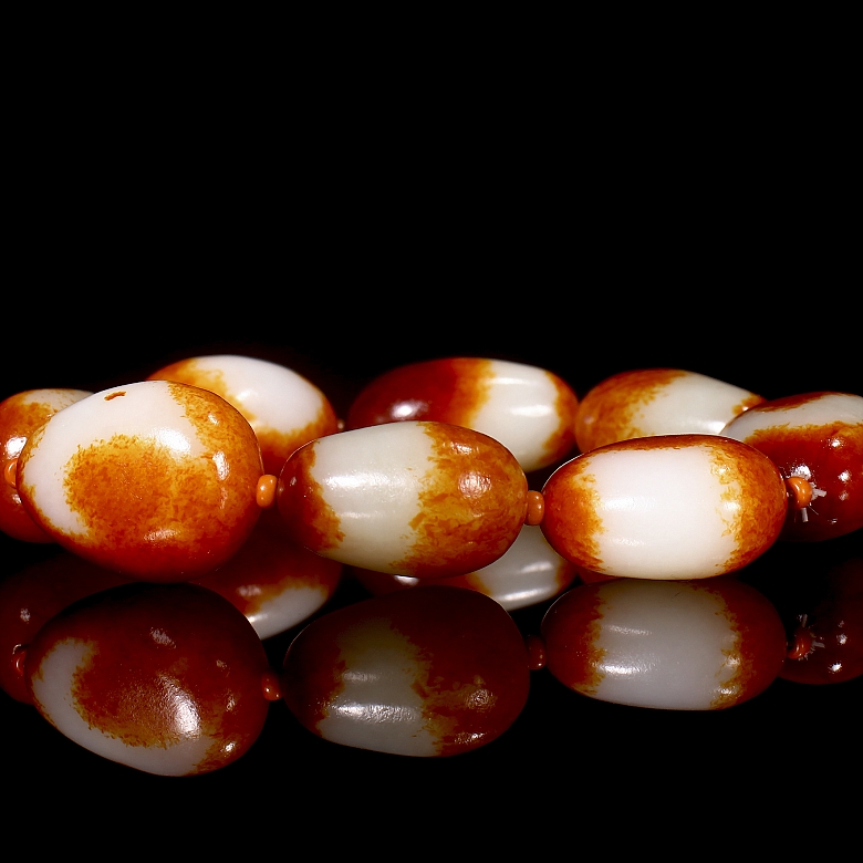 Bracelet with eight Hetian jade beads, Qing dynasty