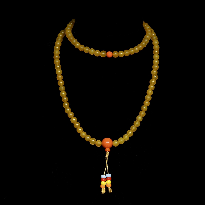 Collar de ciento ocho cuentas de ágata amarilla, dinastía Yuan