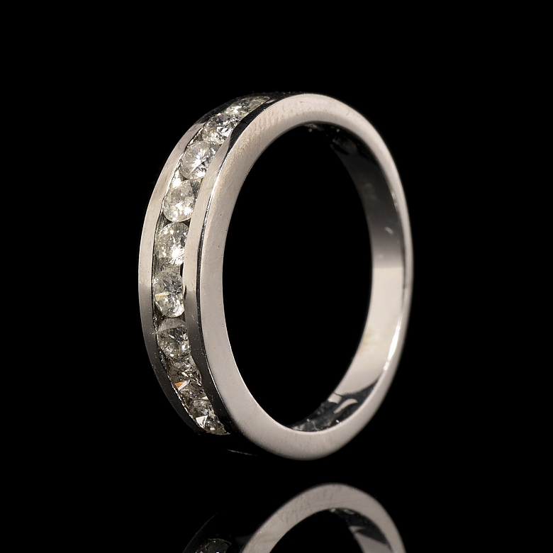Media alianza en oro blanco de 18K y diamantes