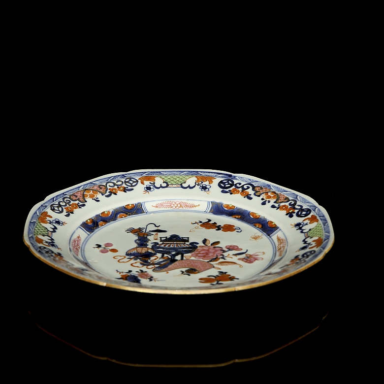 Imari-style porcelain dish ‘Auspicious Emblems’, Qing dynasty - 5