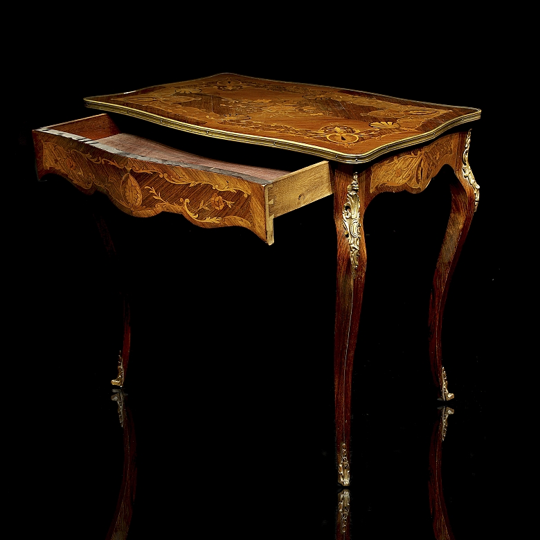 Mesa estilo Luis XV con marquetería, med. s.XX