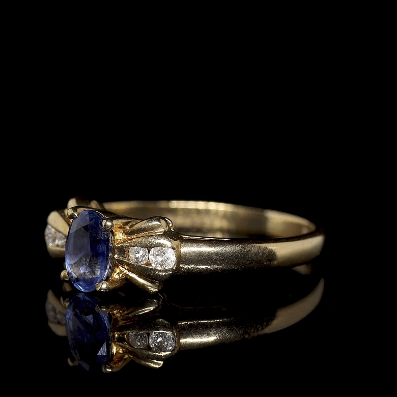 Anillo de oro amarillo con zafiro y brillantes