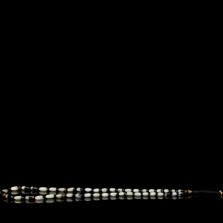 Collar de cuarenta y cuatro cuentas de jade, dinastía Qing