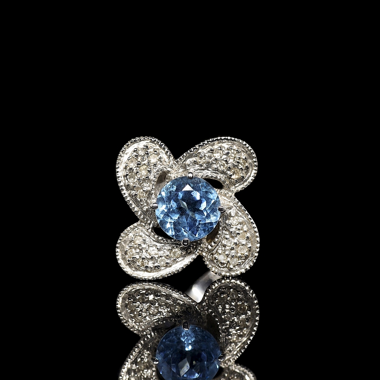 Anillo en oro blanco de 18k con topacio y diamantes