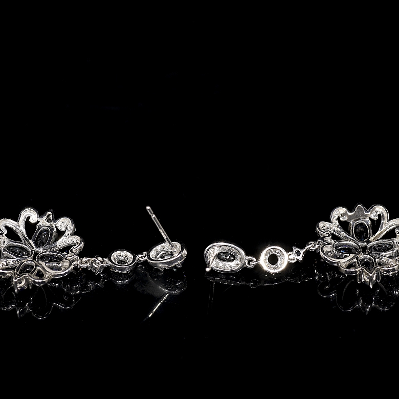 Conjunto en oro blanco de 18K con zafiros y diamantes
