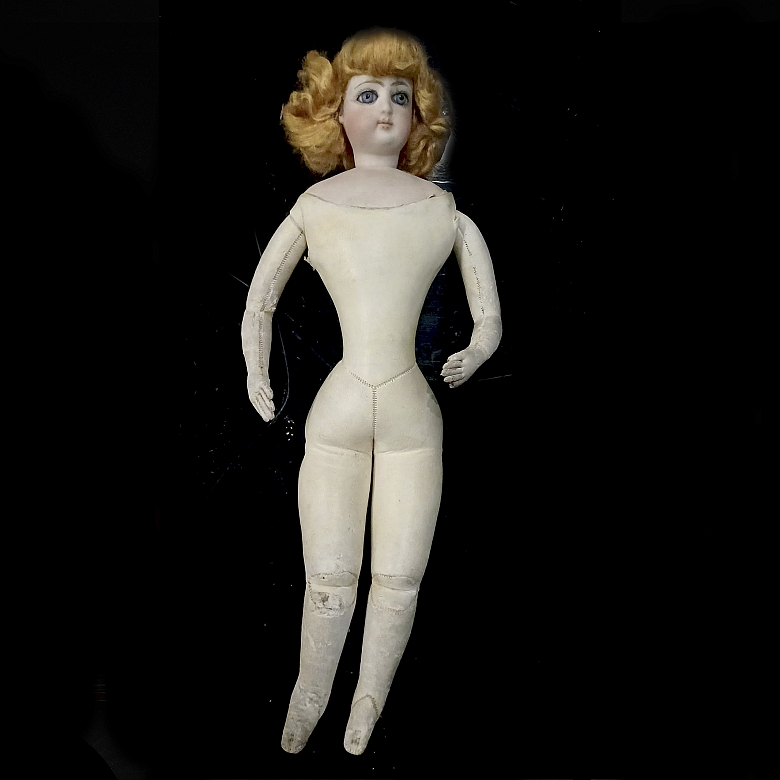 Tres muñecas de porcelana