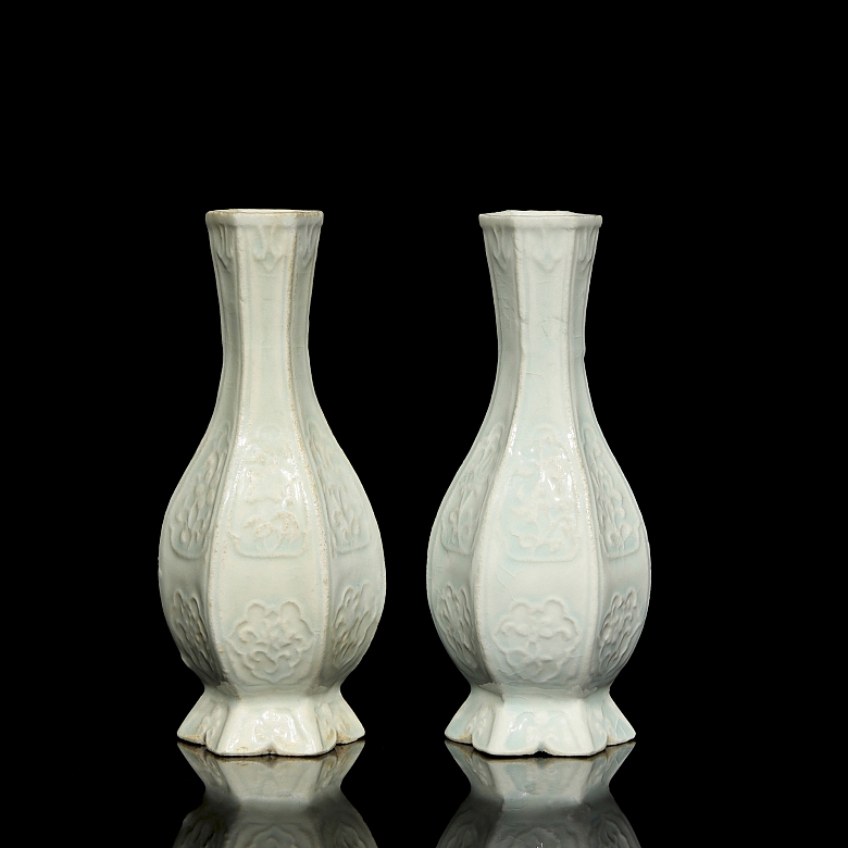 Pareja de jarrones de porcelana con vidriado Qingbai, estilo Song