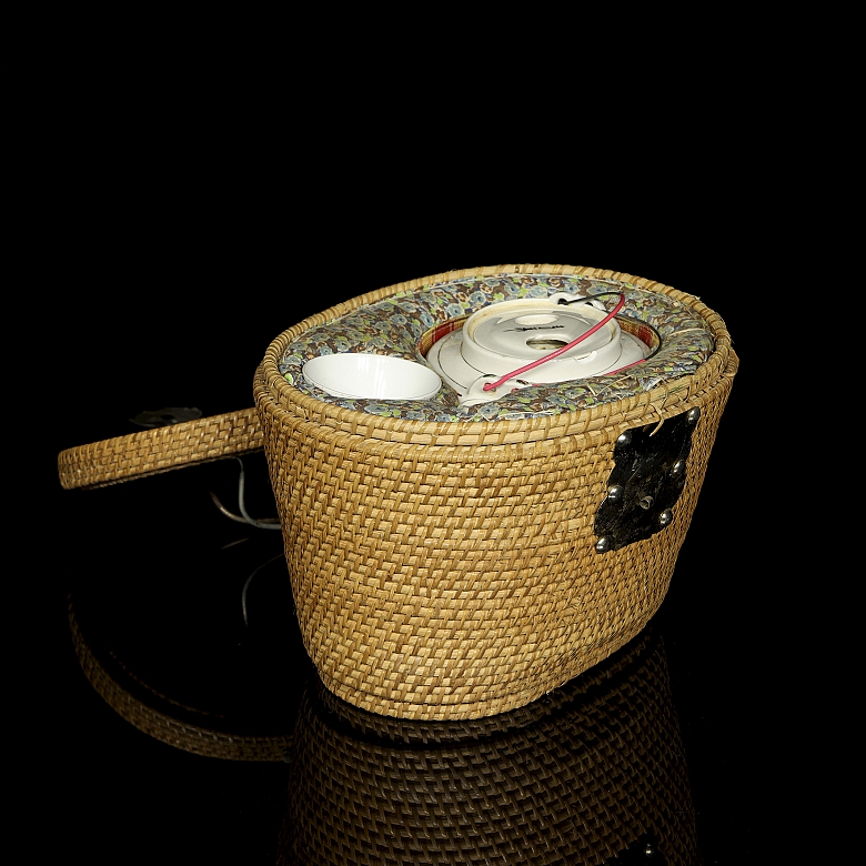 Juego de té de porcelana esmaltada con cesto de mimbre, s.XX - 1