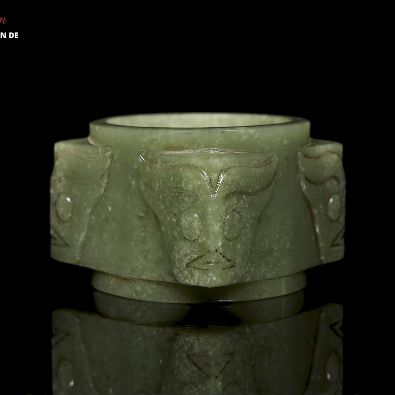 Cong de jade tallado