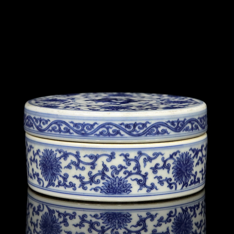 Porcelain box with dragon, 20th century - 1
