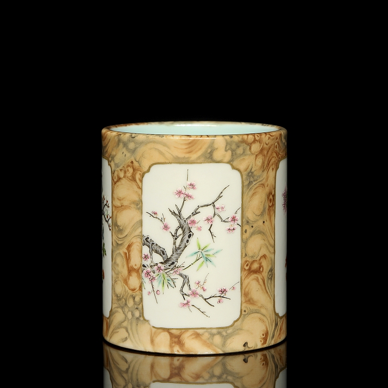 Porcelain Brush Pot ‘Flowers’, with Qianlong Seal - 3