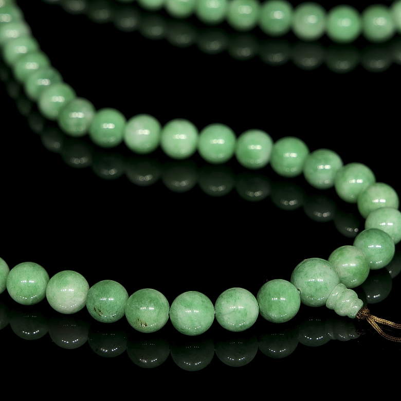 Collar de ciento ocho cuentas de jadeíta, dinastía Qing