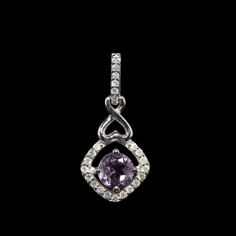 Colgante de oro blanco de 18K con amatista y diamantes