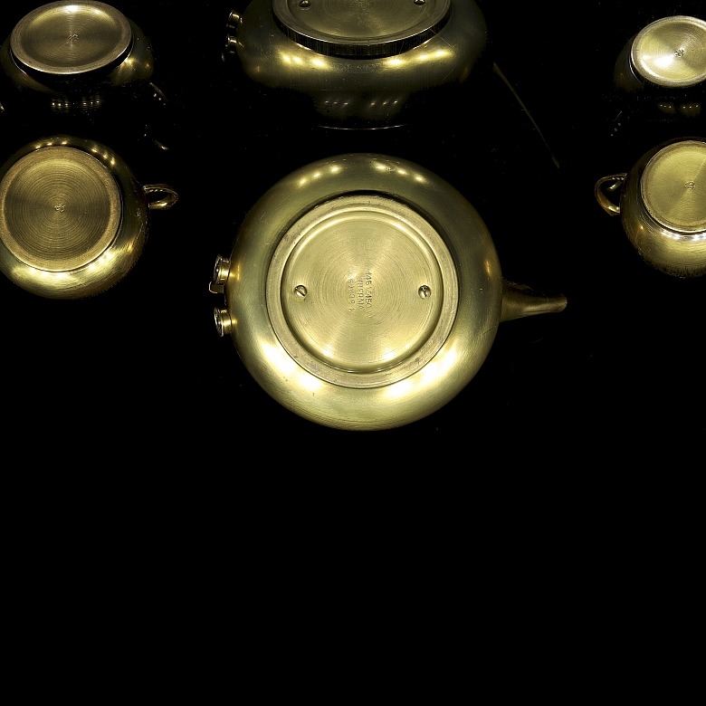 Juego de té en latón martillado. Diseño de Peter Behrens, Therma (Suiza), c. 1910-1920