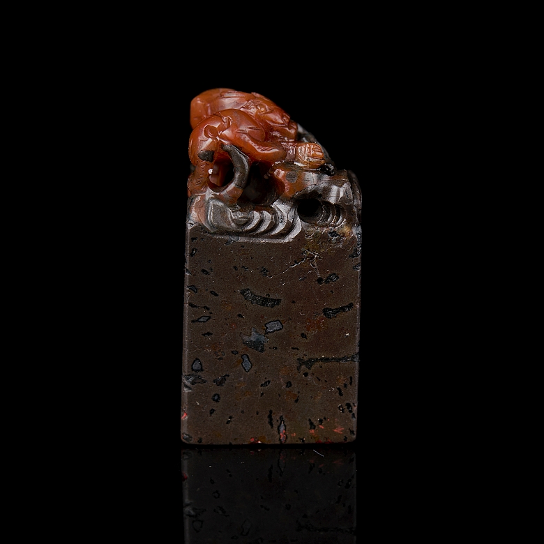 Nanhong agate seal ‘Dragon’, Qing dynasty