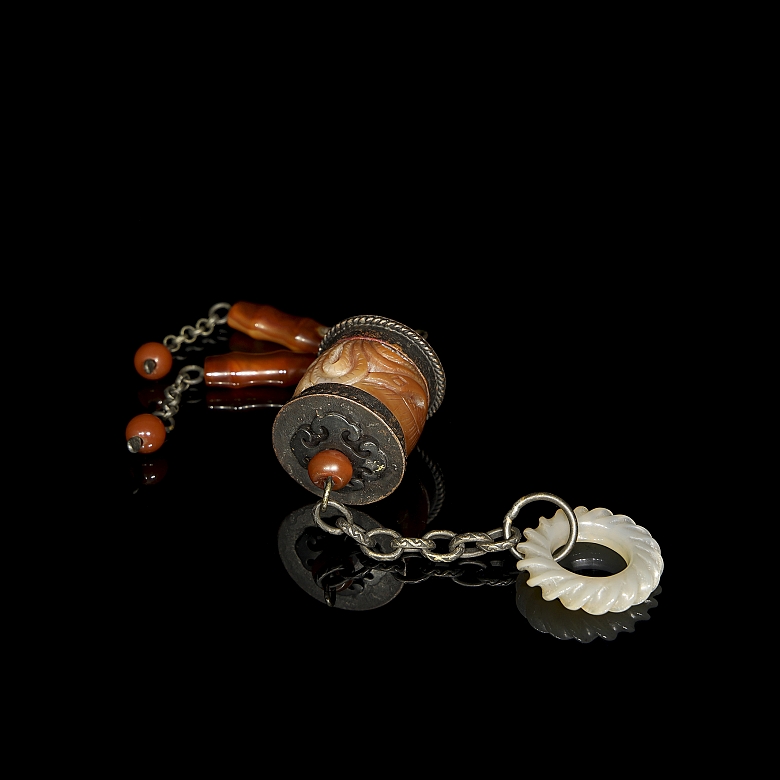 Amuleto de ágata y metal 