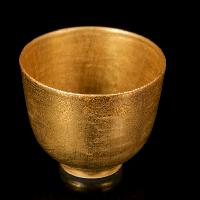 Pair of gold-coloured porcelain cups, marked Kangxi