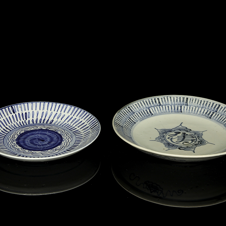 Dos platos de porcelana esmaltada en azul y blanco, dinastía Qing - 4
