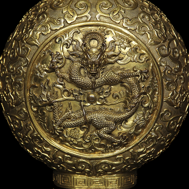 Jarrón de bronce dorado