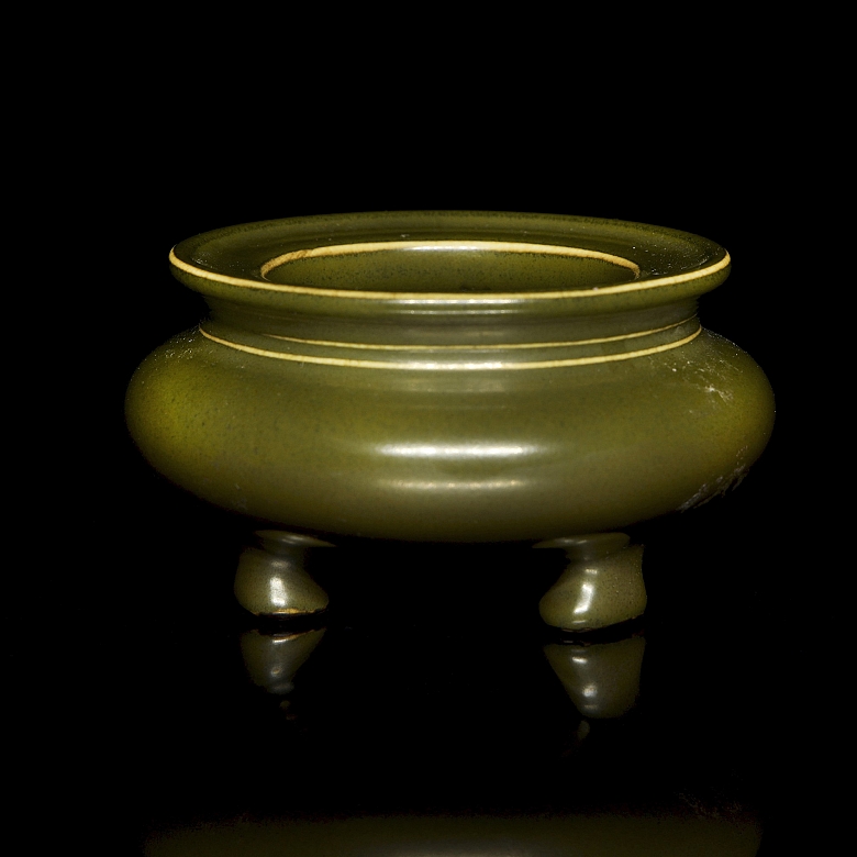 Olive green porcelain tripod incense burner, with Qianlong seal