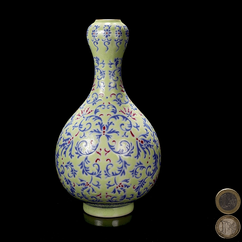 Jarrón de porcelana con esmalte familia rosa 