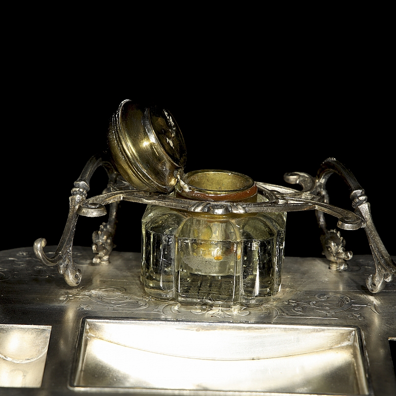 Completo juego de escribanía en metal plateado, pps. s.XX