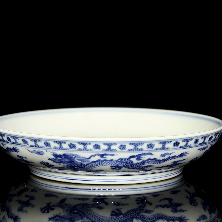 Plato de porcelana azul y blanco 