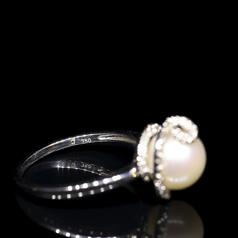 Anillo en oro blanco de 18K con perla y diamantes