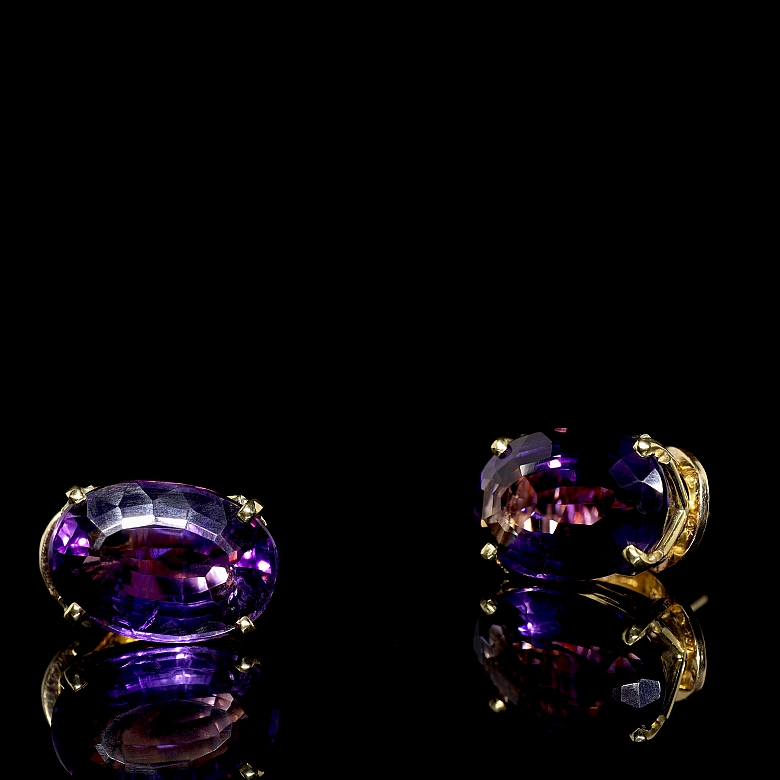Pareja de pendientes de oro amarillo de 18k con amatistas