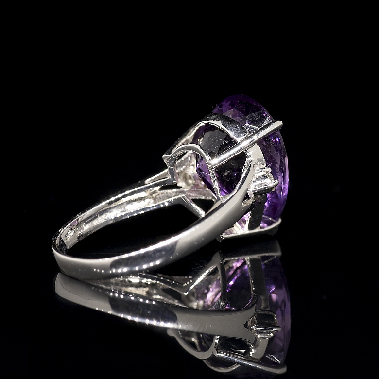 Anillo de oro blanco 18k con amatista y diamantes