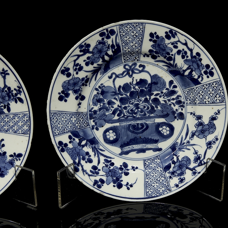 Pareja de platos de porcelana