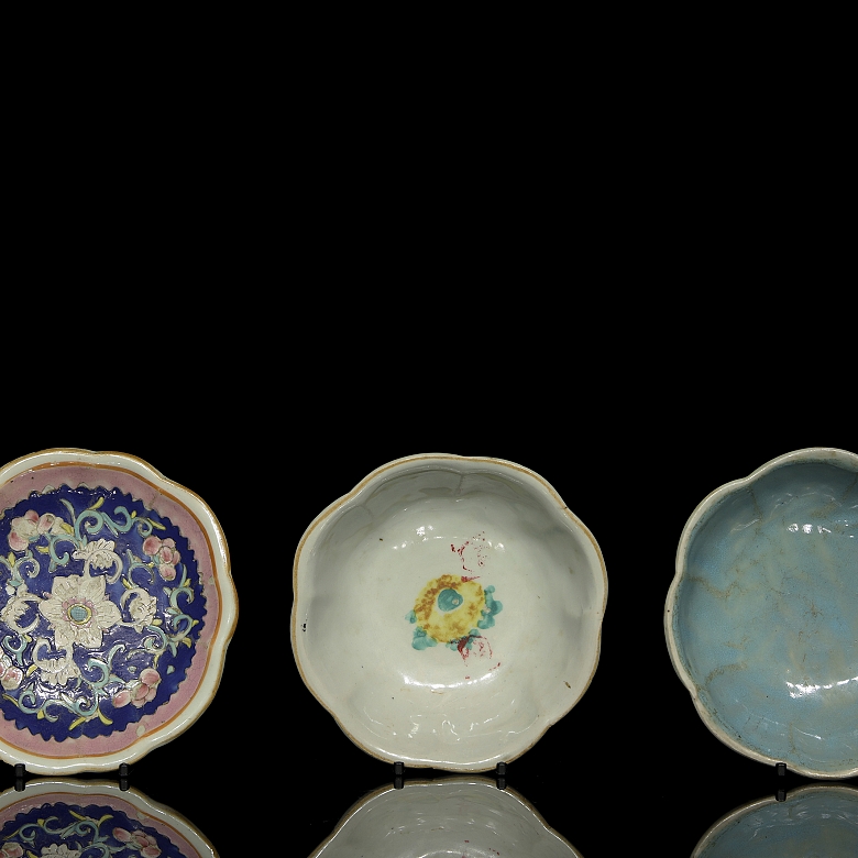 Three enamelled porcelain bowls ‘Rose Family’, Qing dynasty - 5