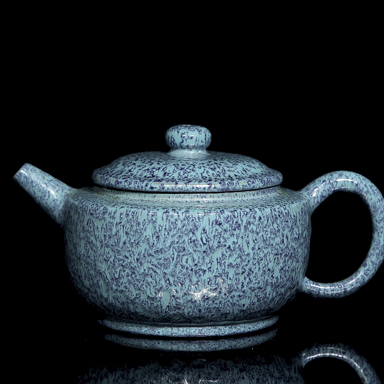 Tetera de cerámica con esmalte azul moteado