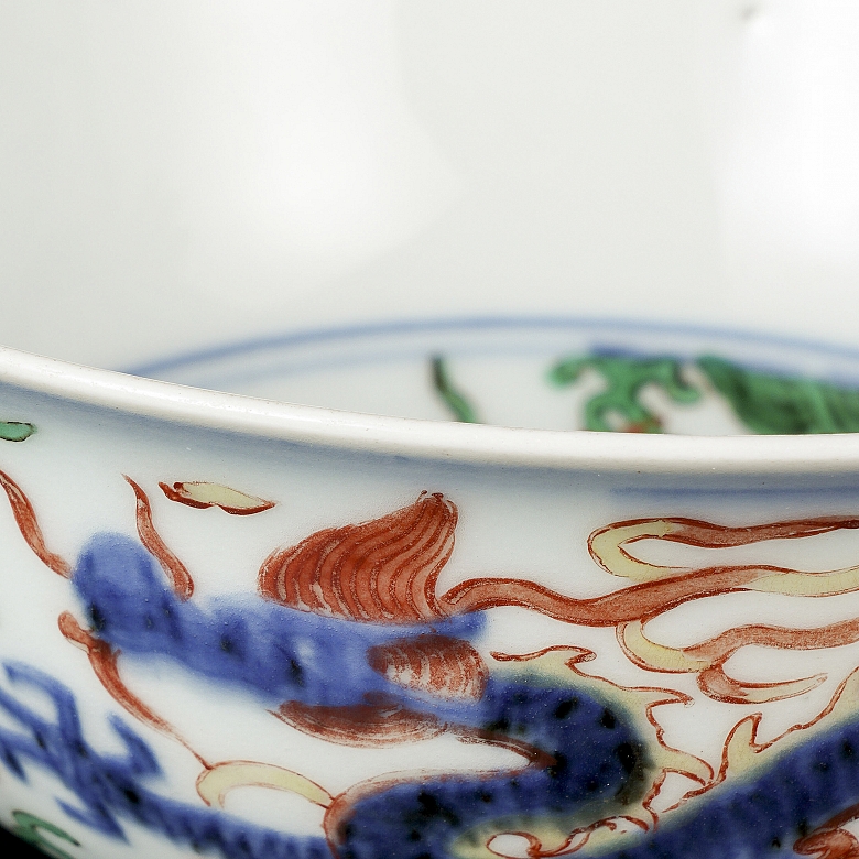 Cuenco de porcelana con esmalte wucai 
