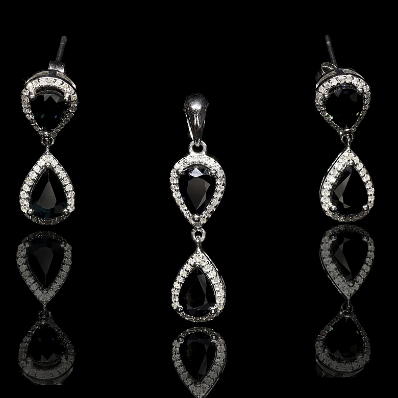 Conjunto de pendientes y colgante en oro blanco 18k con zafiros y diamantes