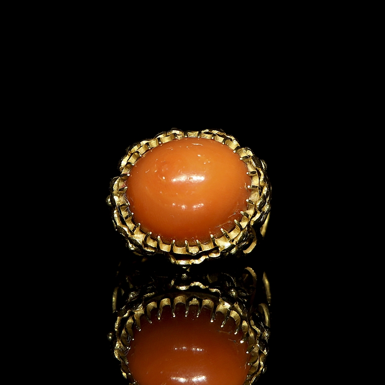 Anillo de oro amarillo de 18k con coral