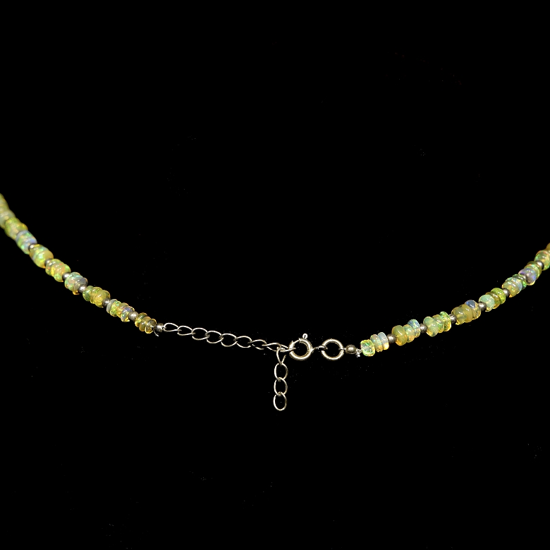 Collar con cuentas de ópalo amarillo