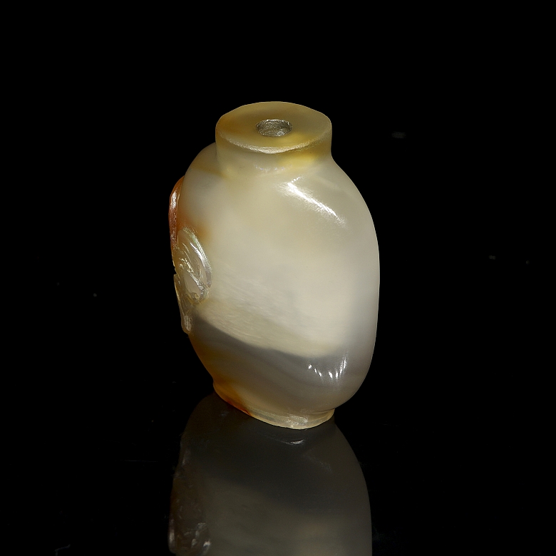 Carved agate “Bat” snuff bottle, Qing dynasty - 2