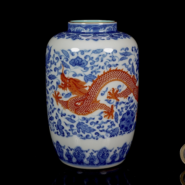 Glazed porcelain vase ‘Dragon’, with Qianlong seal