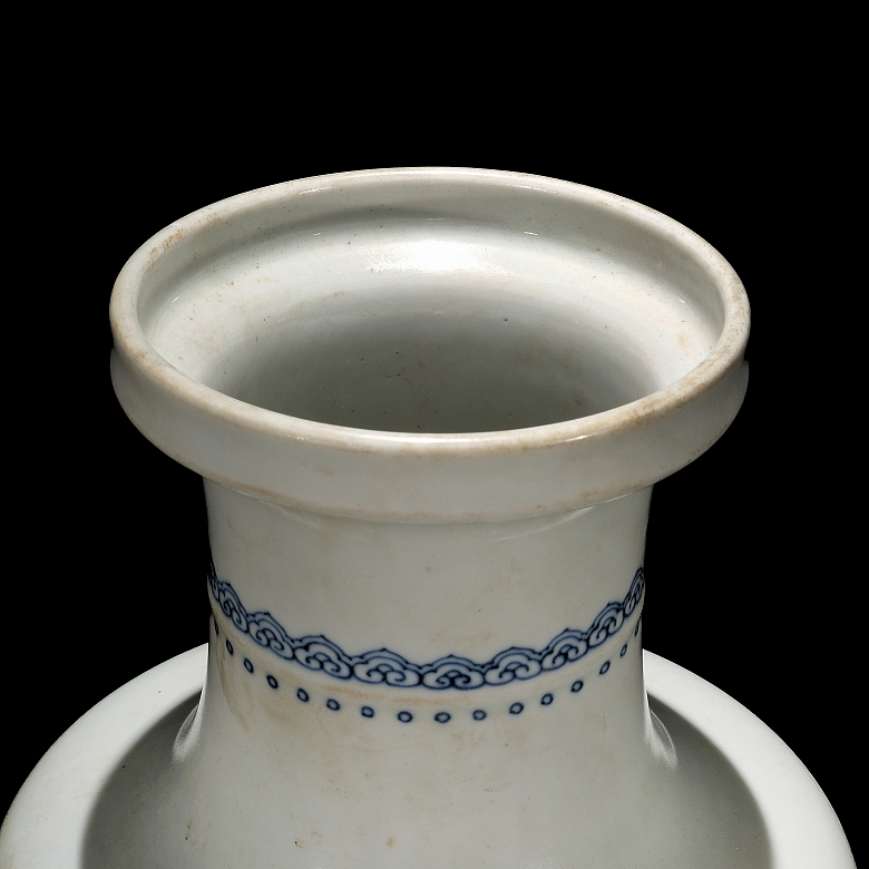 Jarrón de porcelana en azul y blanco 