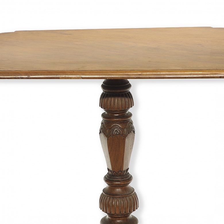 雕花木质边桌，19世纪后期