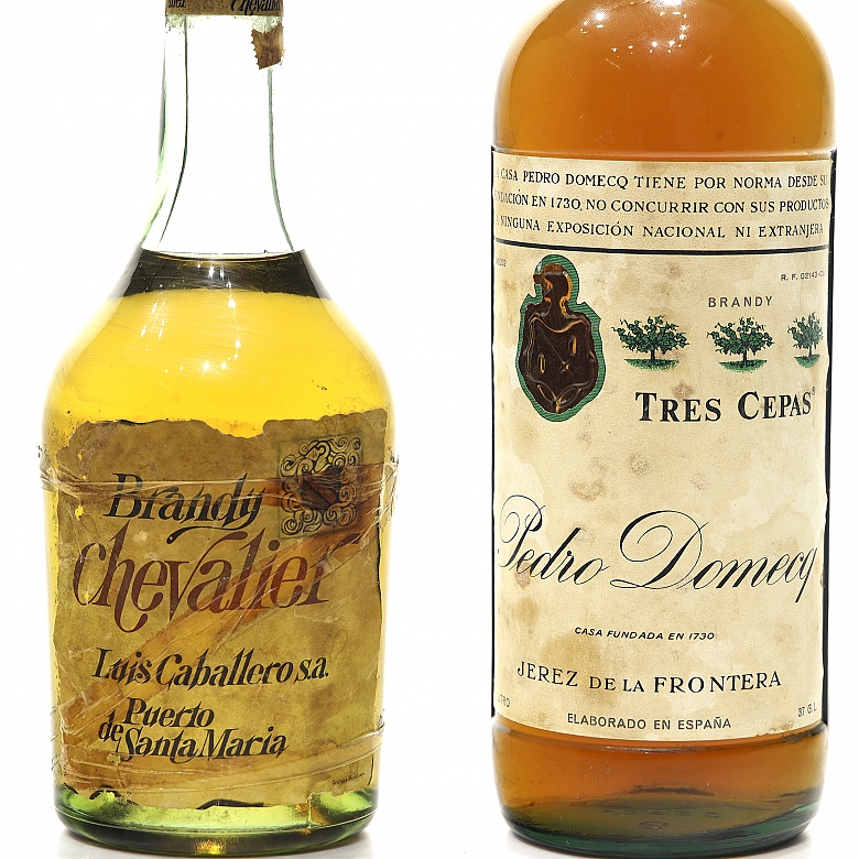 Dos botellas de brandy “Chevalier” y “Tres Cepas” - 1